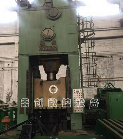 ���։����C